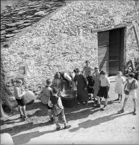 Children refreshing themselves during May journey to the alpine pasture of Selva, 1942.