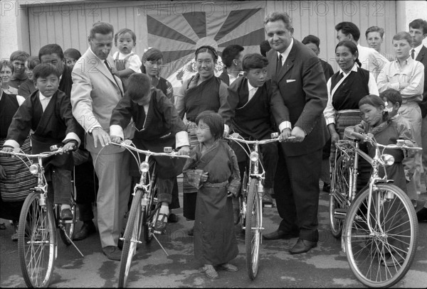 Ferdy Kubler presenting 4 bicycles to Tibetan pupils, Oetwil 1965.