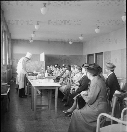 Women, cookery course; preparation of vegetables; 1940.