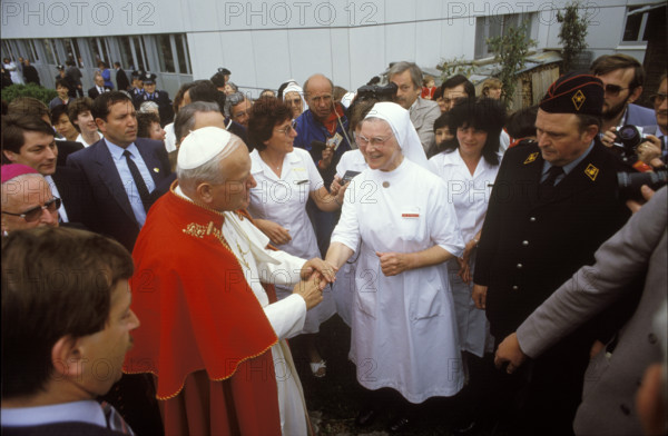 Pope visits Switzerland 1984, Hospital Einsiedeln: greeting nurses.