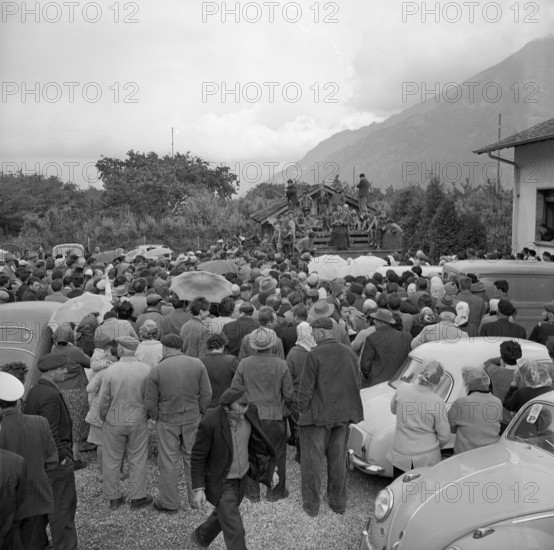 Vines war in Wallis: speech at protest rally, 1961.