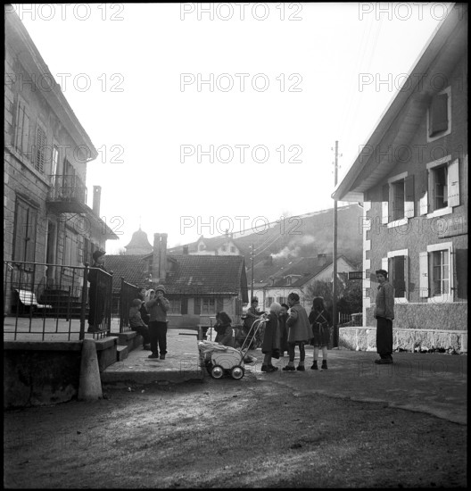Val de Travers: children in Noiraigue; 1950.