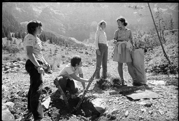 Scouts collecting rubbish, 1971.