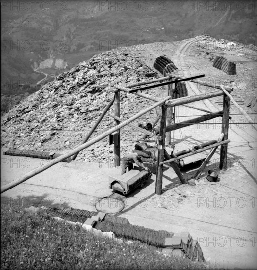 Transportation of slates, ropeway, slate mine in Termen, Valais; 1946.