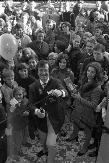 Hazy Osterwald cutting ribbon 1969.