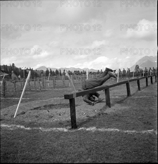 National holiday; soldiers demonstrating their fitness; 1940.