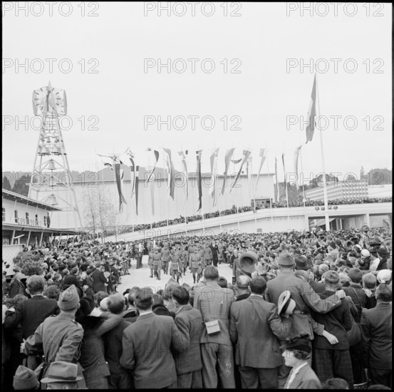 General Henri Guisan visiting the National Fair; 1939.