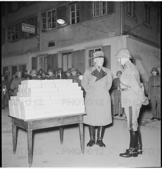 General Henri Guisan, visiting soldiers at Christmas; 1943.