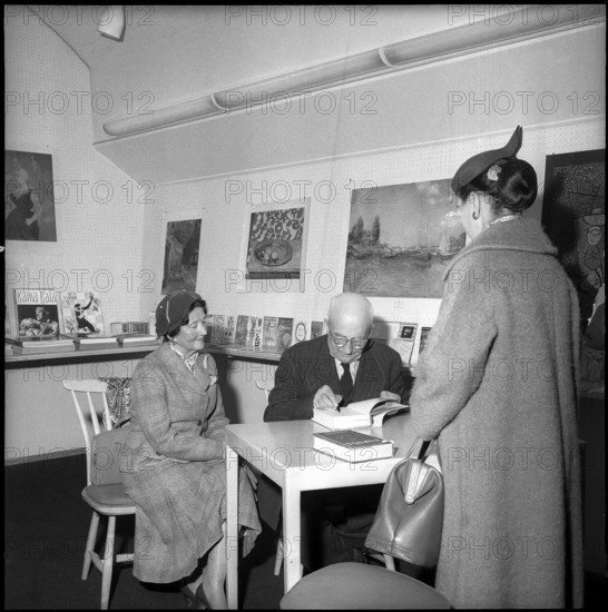 Salvador de Madariaga, signing autographs, 1958.
