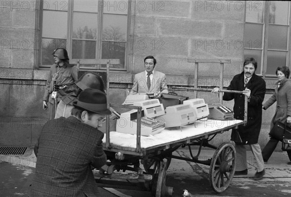 Fire at Lucerne main station 1971: clearing off the offices.