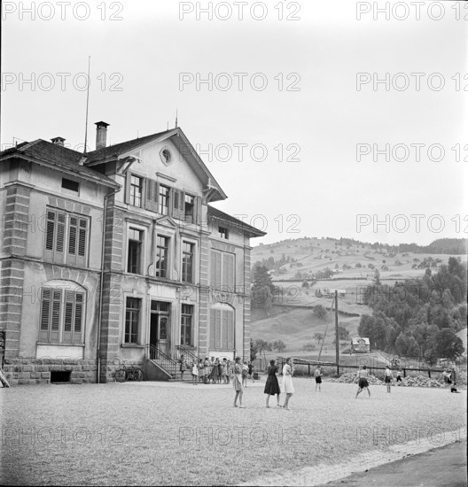 Ebnat-Kappel, children playing during break; 1945.