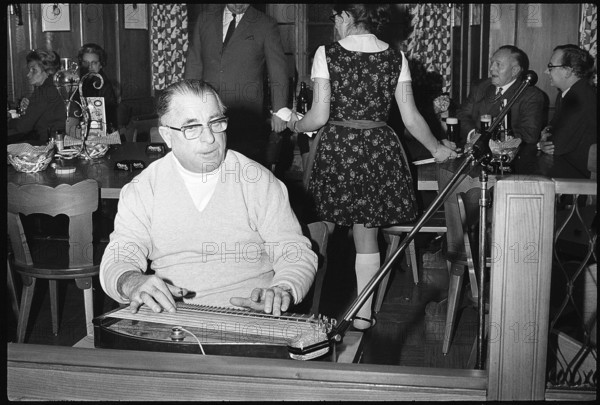 Opening day of a Wienerwald restaurant in Lucerne; zither player 1969.
