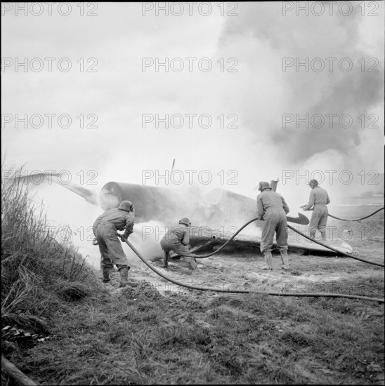 Airport fire-brigade: exercise with dry powder, Kloten 1956.