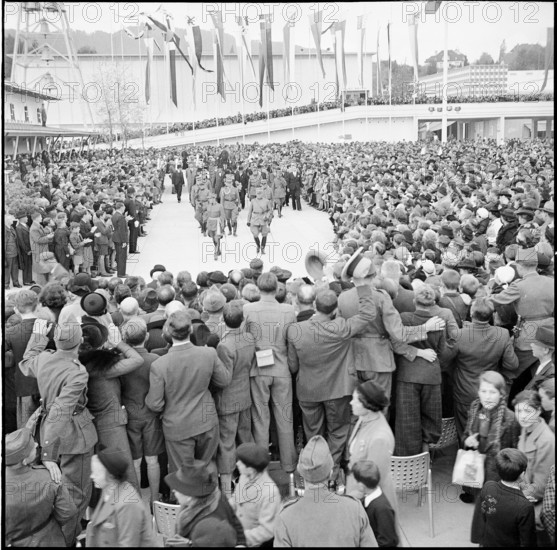General Henri Guisan visiting the National Fair; 1939.