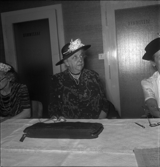 Baroness Pol Boel at a women's conference, 1948.