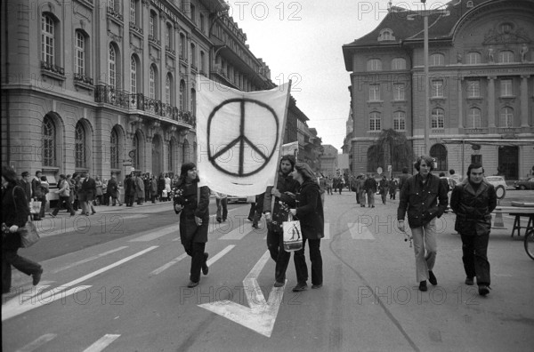 Demonstration within the demonstration: three pacifists call to end the dispute between pro and anti separatists.