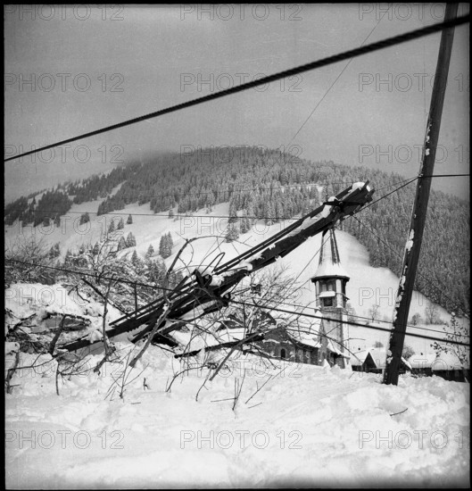 Jaun, 29 buildings destroyed by avalanche in the evacuated village; 1954.