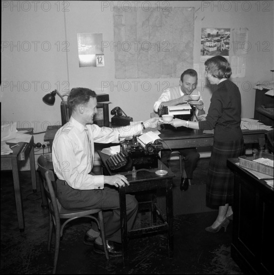 United Press, office Zurich: Editorial staff at teatime, 1957.
