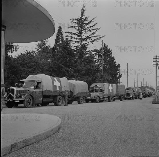 Platoon; convoy at the frontier; 1944.
