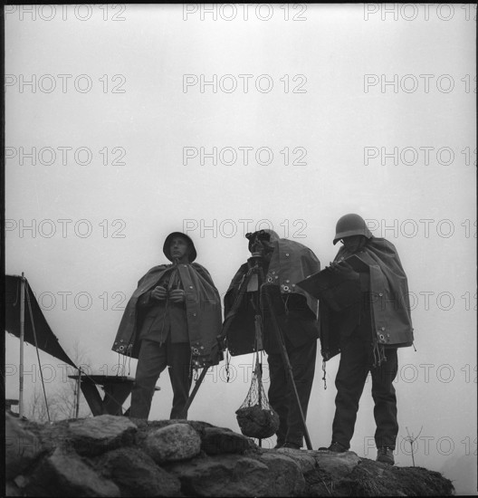 Flight observation by air raid defense soldiers, Valais 1940