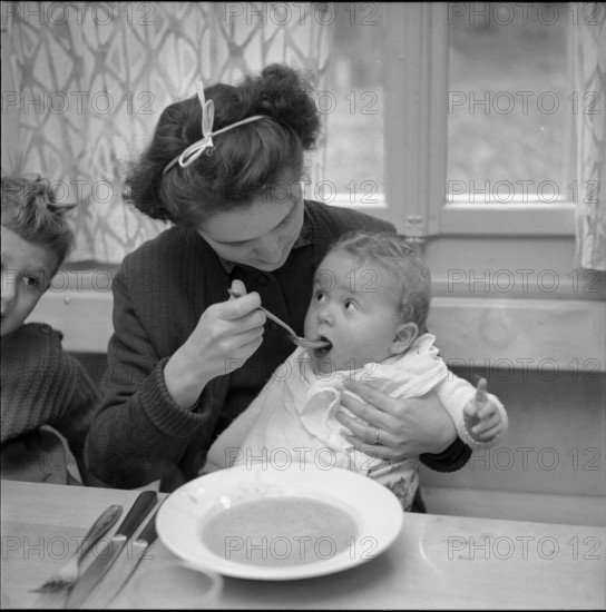 Hungarian motwoman feeding baby, Hasenberg 1956