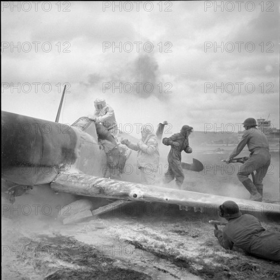 Airport fire brigade: exercise with dry powder, Kloten 1956