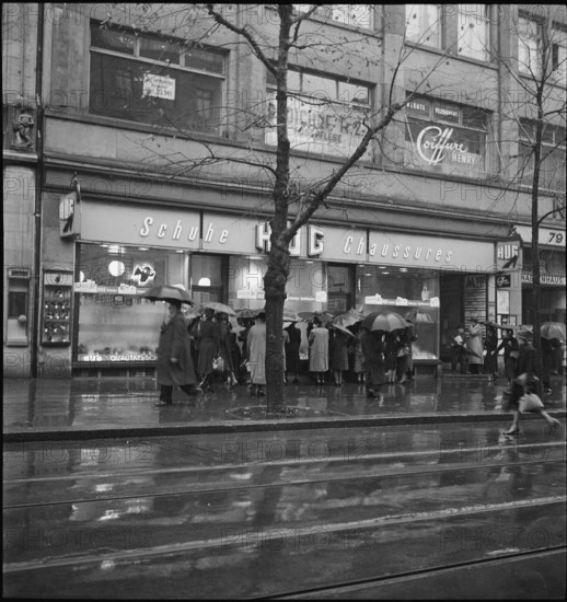 rationing; People queue in front of shoe shop; 1940