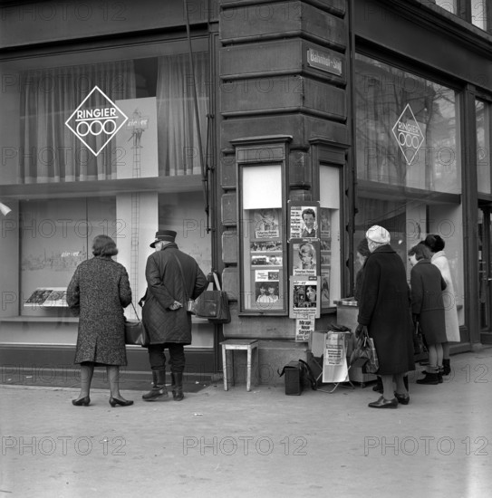 Shop window Ringier publisher: Ringier magazines, NZZ vendor, 1965