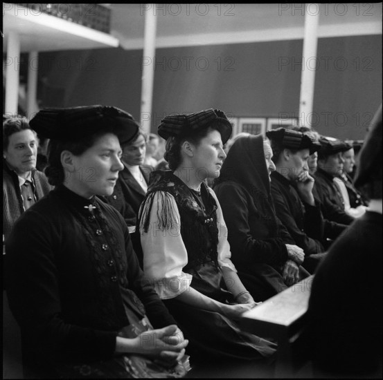 Women during service in the Valais, 1955