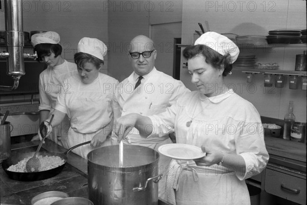 Bätterkinden, chef Max Hubler and cooks in the Restaurant Krone; 1967
