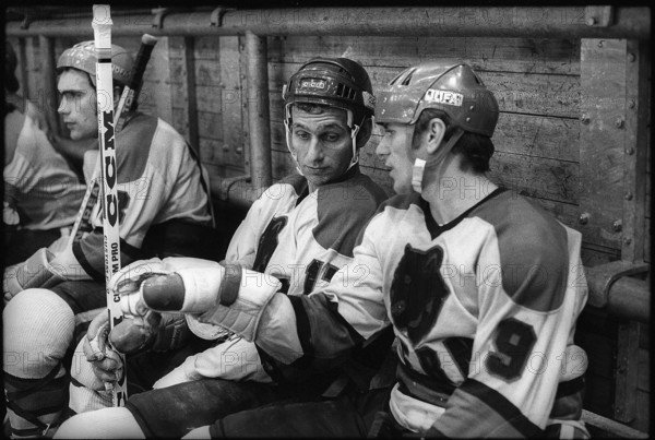 NLA 1974/75: SC Berne celebrating championship; Cadieux and Krupicka
