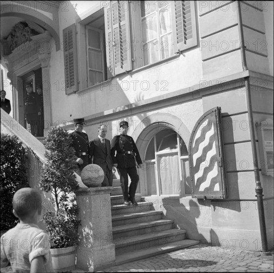 Murder trial, policemen escorting Hans Vollenweider to the court, 1940