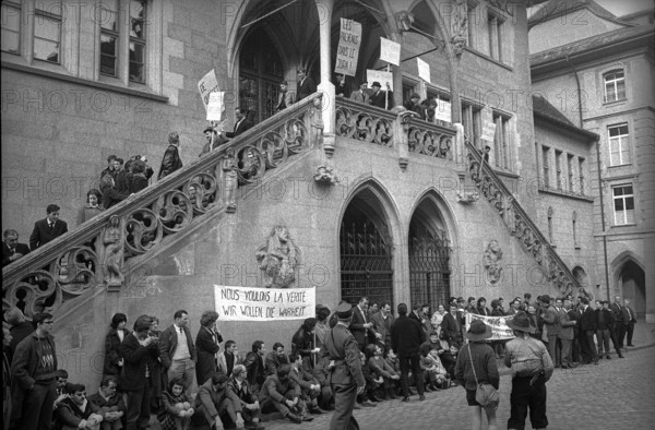 Silent march: protest action against the arrest of four of their members - mainly for Mrs. Tendon; in front of the city hall