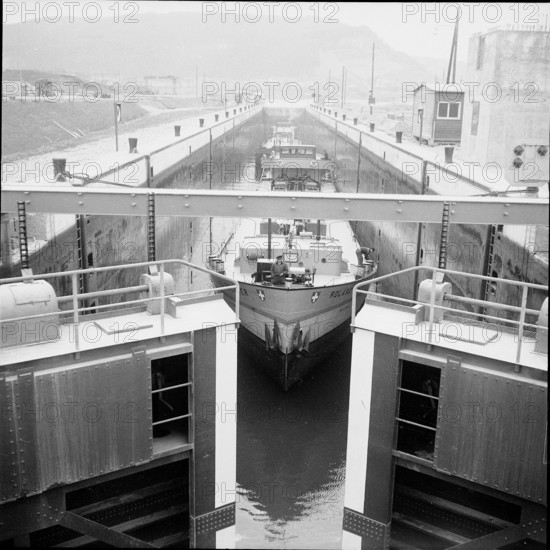 Sluice door at Birsfelden power station 1955