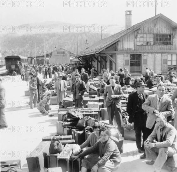 Arrival of Italian field workers in Brig; 1956