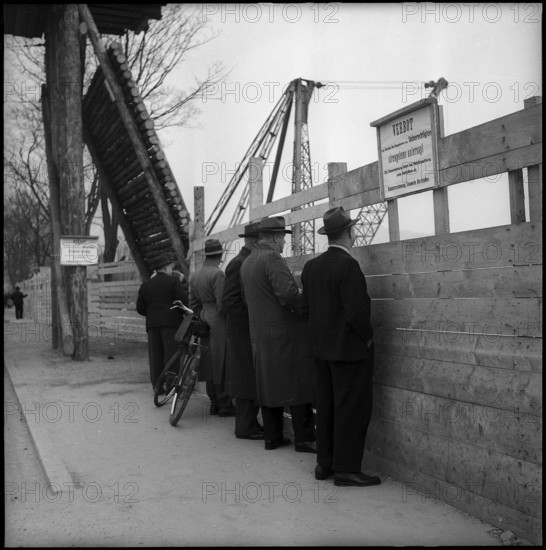 Spectators at the building site of Birsfelden power station 1951