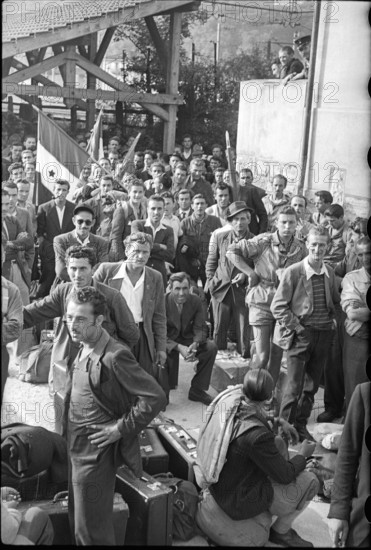 Chiasso train station; Italian internal waiting; 1945