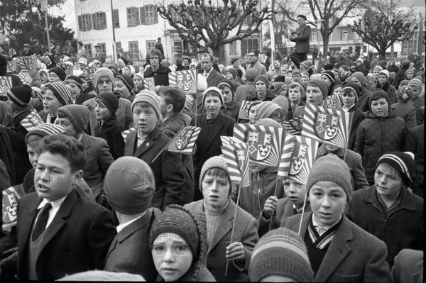 Sachseln, children waiting for Ludwig von Moos, newly elected federal president; 1963