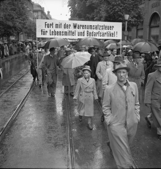 Rainy May Day rallies in Zurich 1949