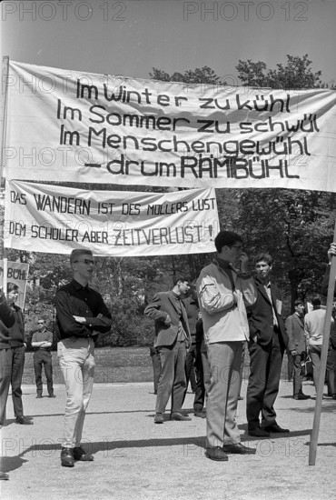 Voting for new high school Rämibühl; students with banners 1965
