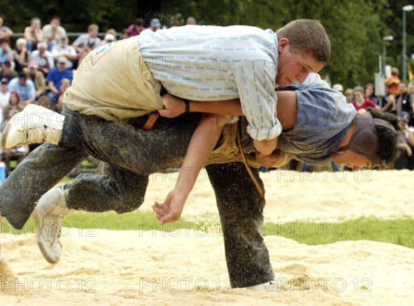 Photo: walter l. keller, 2.9.2006, interlaken: unspunnenfest 2006. 1. federal youth swinging day unspunnen 2006. festival winner marcel mathis (l) faced thomas hurschler (r) in the final bound.