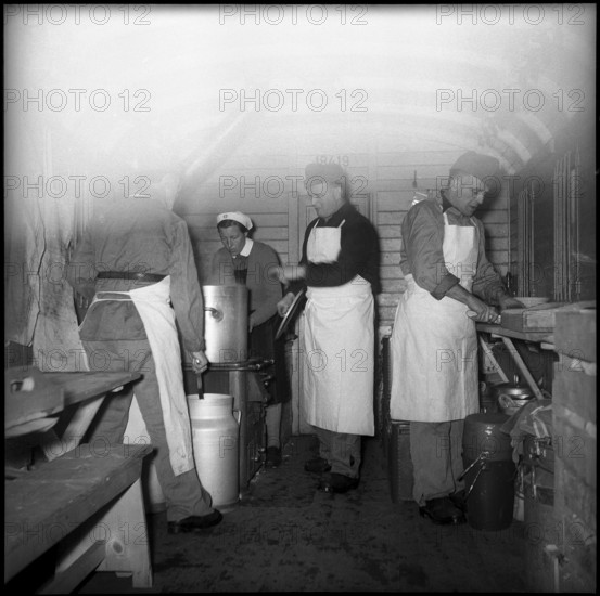 WW 2: loading travel provisions on board of train, 1945