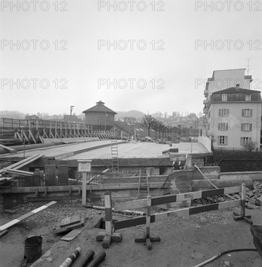 Neustadt bridge under construction, site fence; 1959