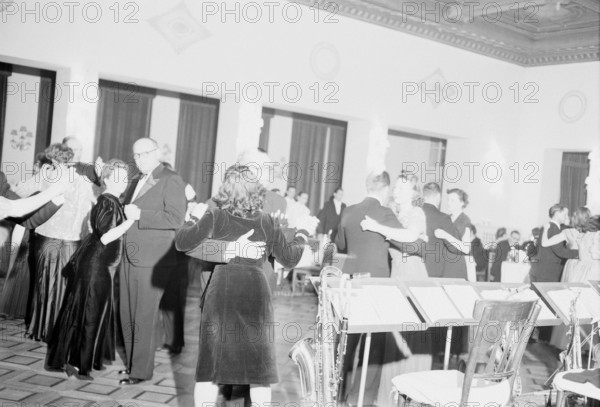 St. Moritz 1947: Dancing couples