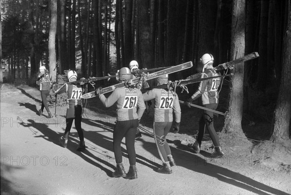 Winter Olympics in Innsbruck; skiers going on feet 1964