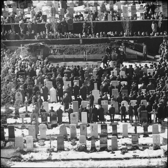 Glarus, funeral of the eleven avalanche victims 1961