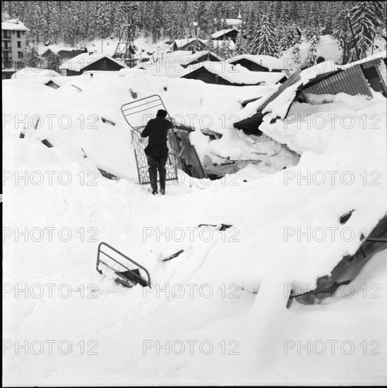 Fionnay VS, barracks of Grande Dixence SA destroyed avalanche; workers at clearing work, 1954