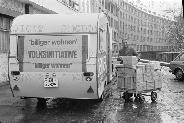 Denner initiative Living cheaper 1971: Karl Schweri with signed forms