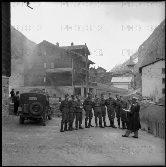 Herbriggen, threatened with landslide, soldiers in the evacuated village; 1959