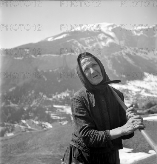 Albinen, woman working in the field; 1941